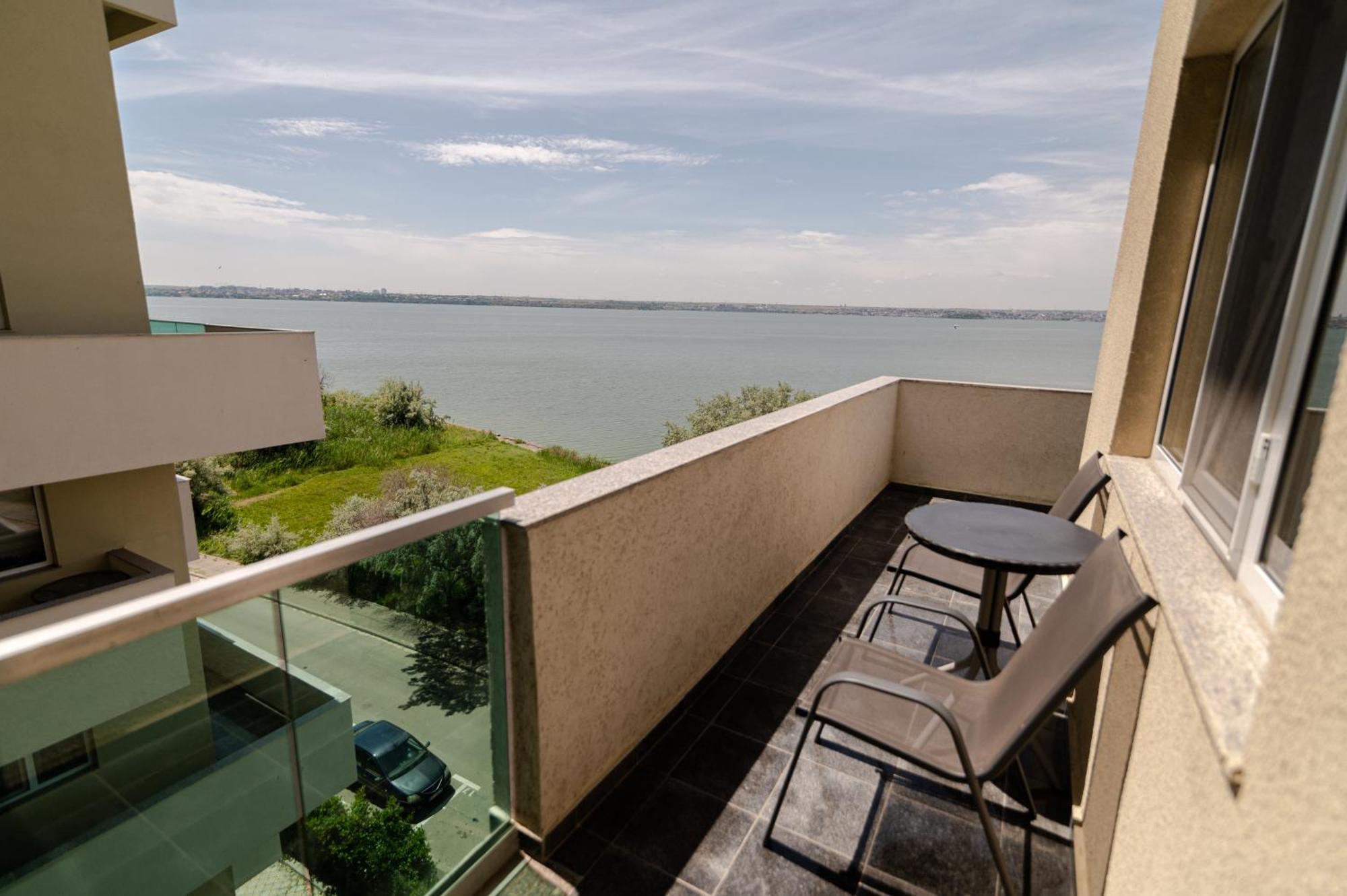 Moonlight Lake View Mamaia Apartment Exterior foto