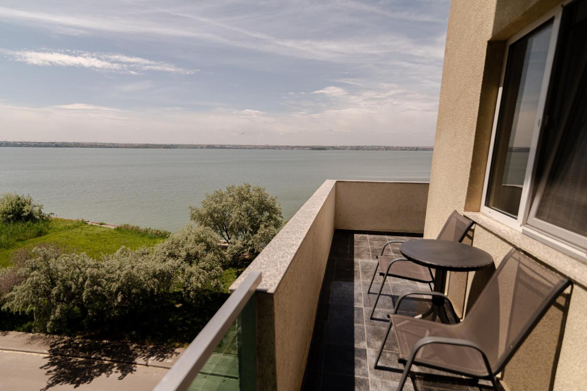 Moonlight Lake View Mamaia Apartment Exterior foto